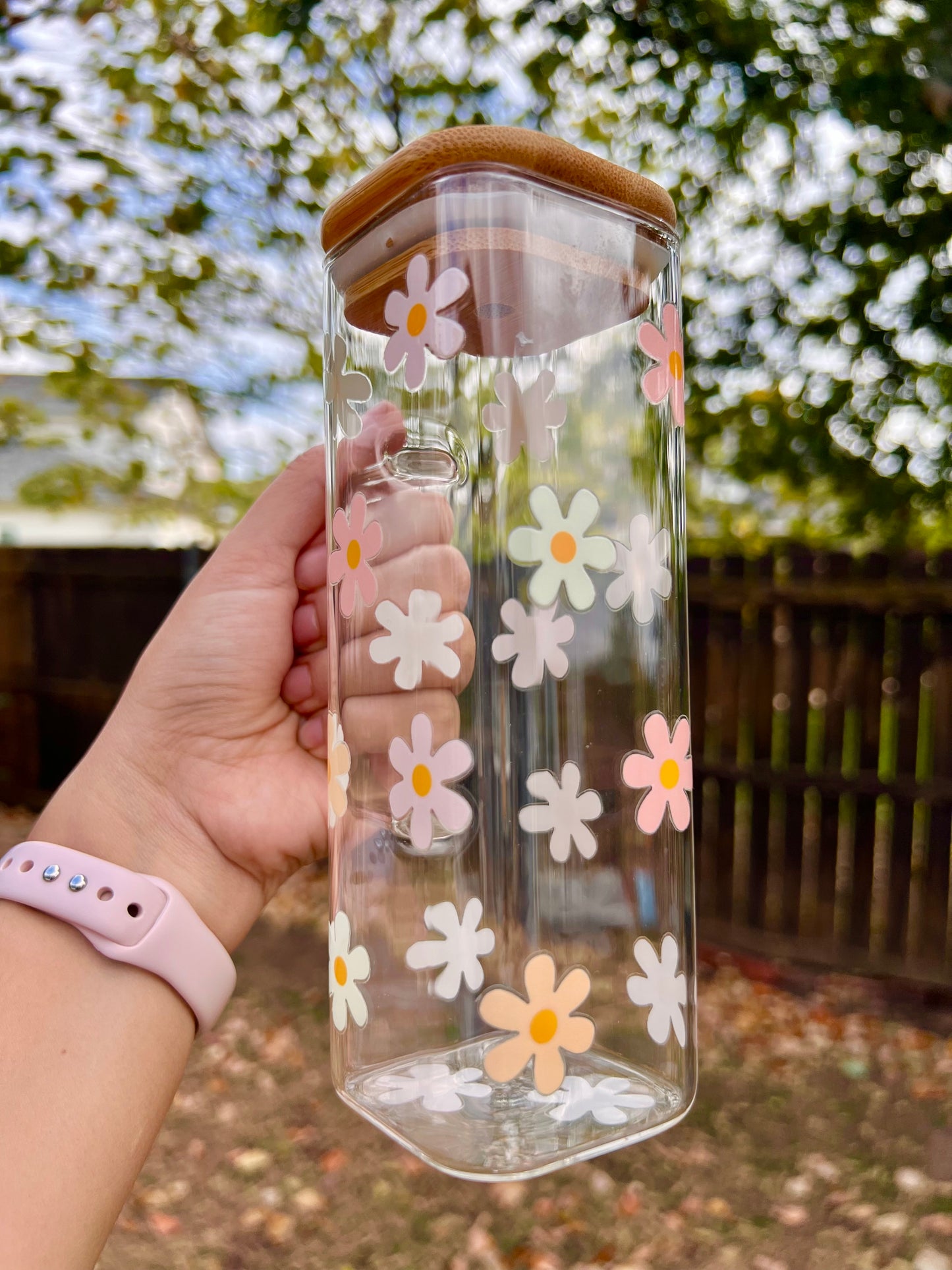 Taza de vidrio con daisies de colores