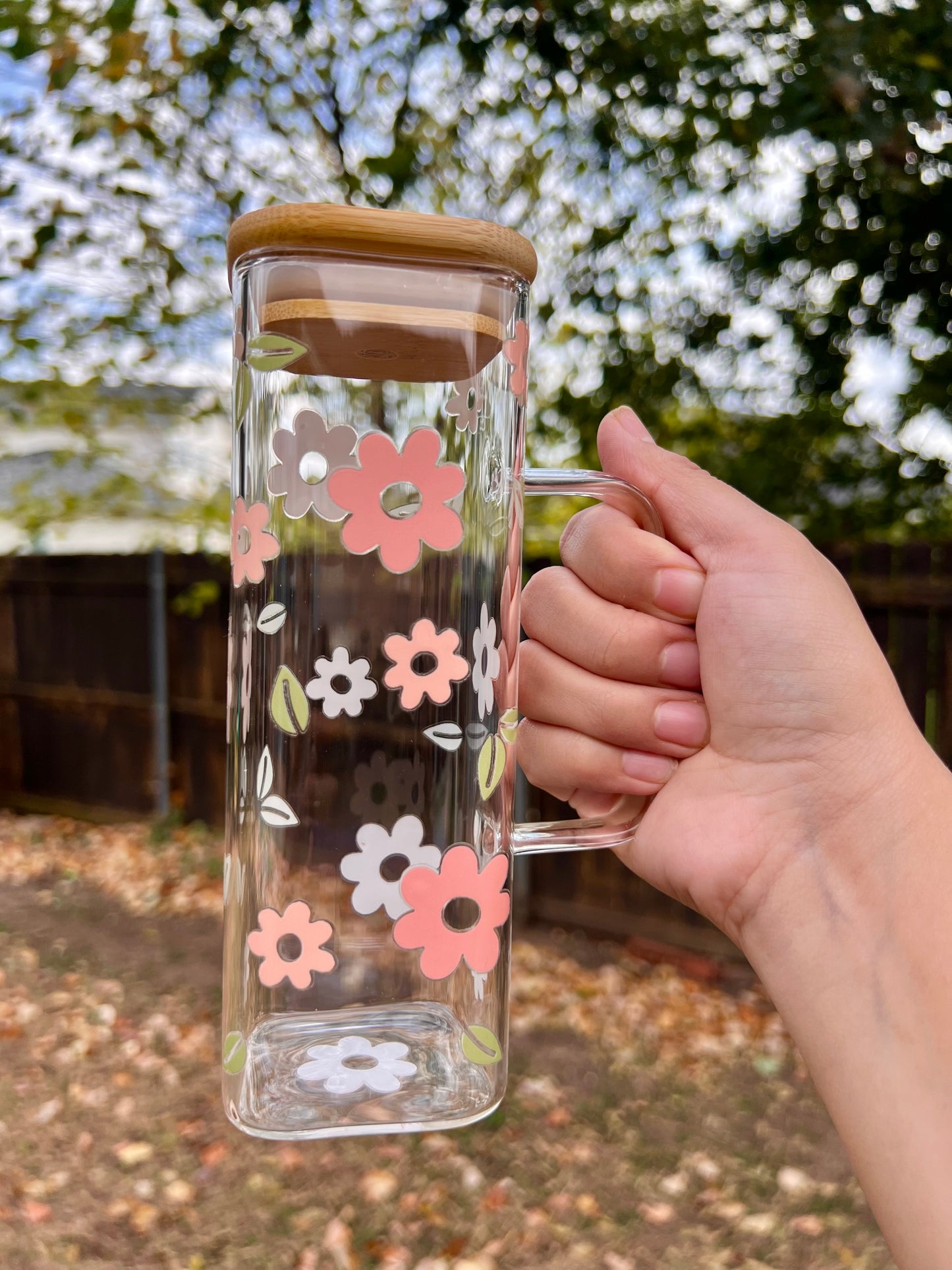 Taza de vidrio floreada primaveral