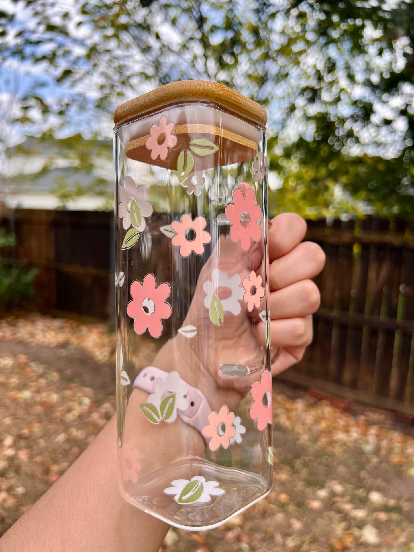 Taza de vidrio floreada primaveral