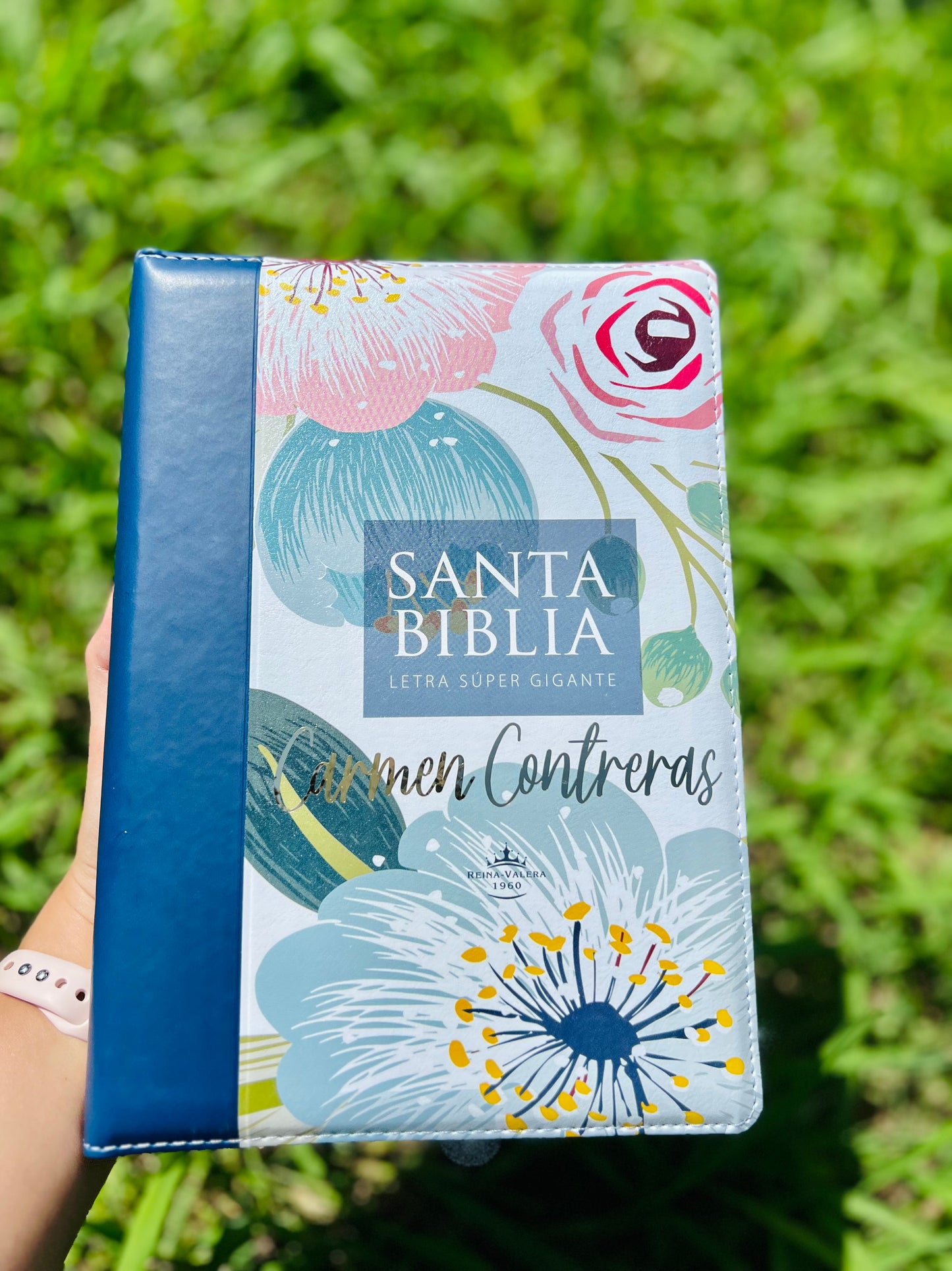 Santa Biblia azul floreada (RV1960 19 pts)