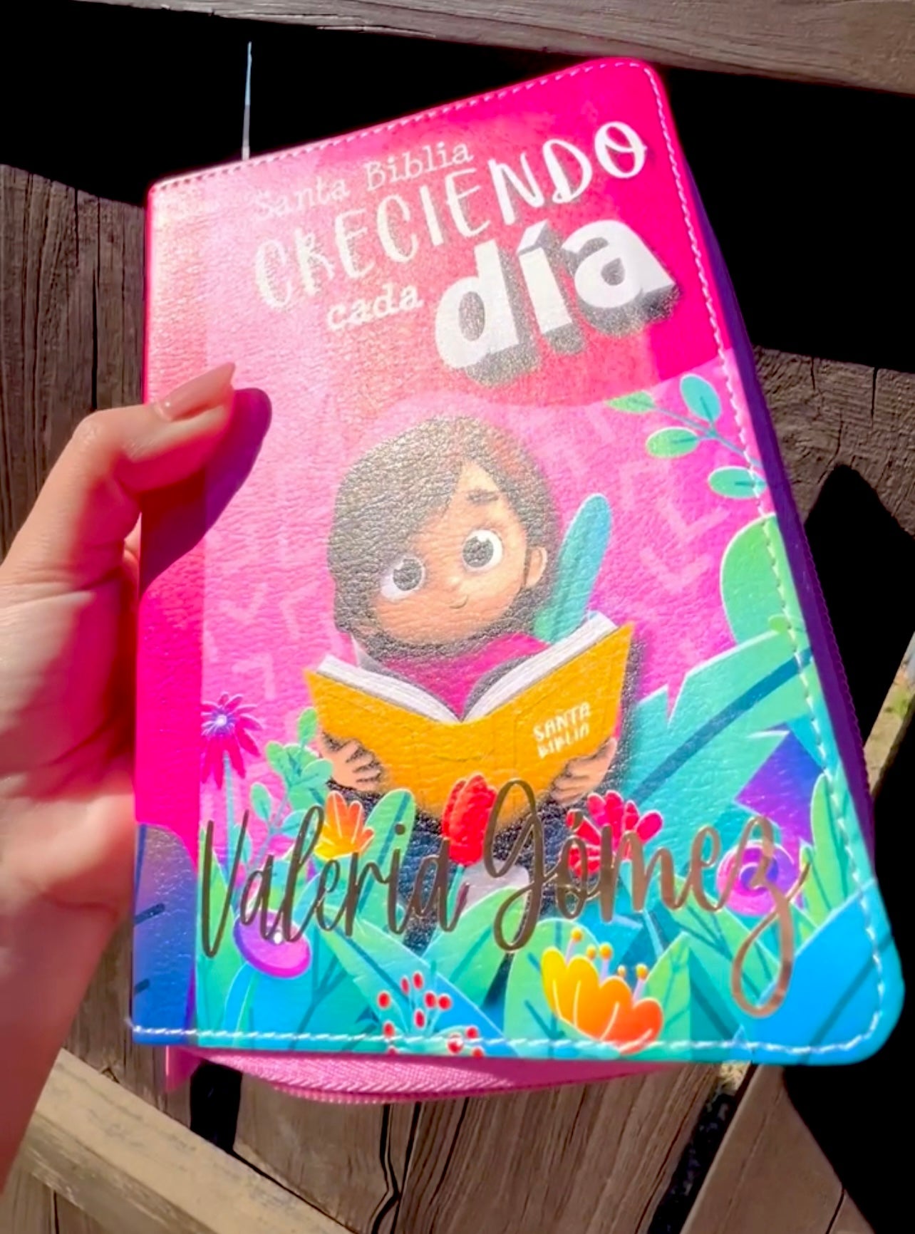 Biblia Compacta para Niñas Creciendo cada Día con Cierre RV1960 imit piel rosa